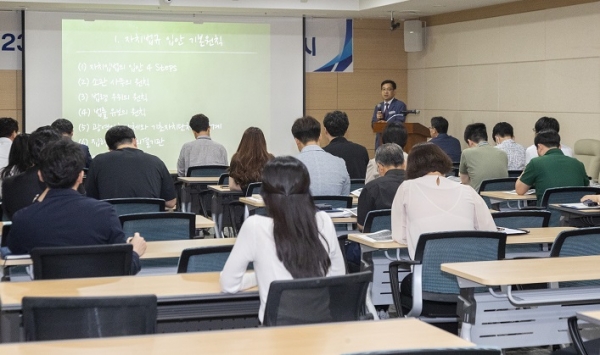 경북도의회는 8일 도의회 직원들을 대상으로 '2023년 맞춤형 법제 교육'을 실시했다. / 경북도의회 제공